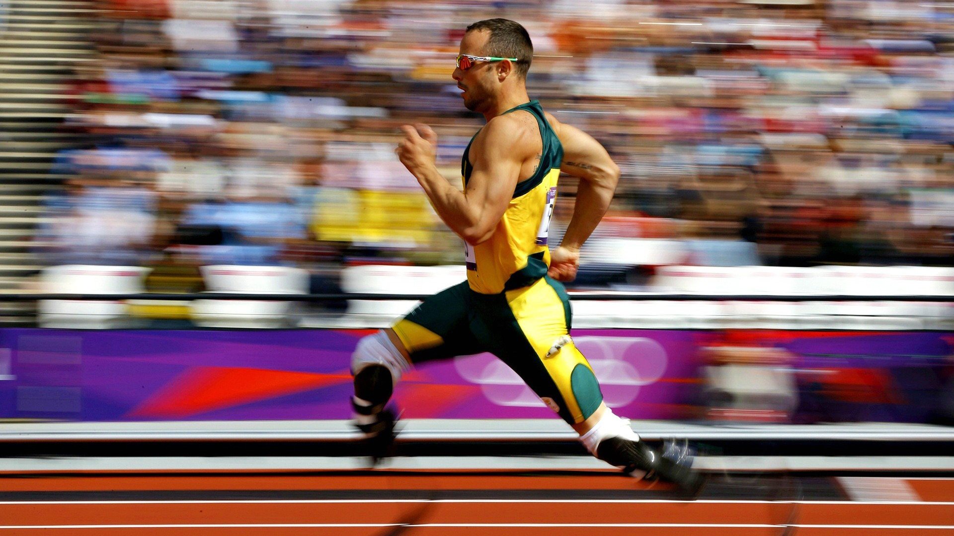 F1年度争冠之夜,詹姆斯贡献制胜表现,当赛道轰鸣遇见球场心跳