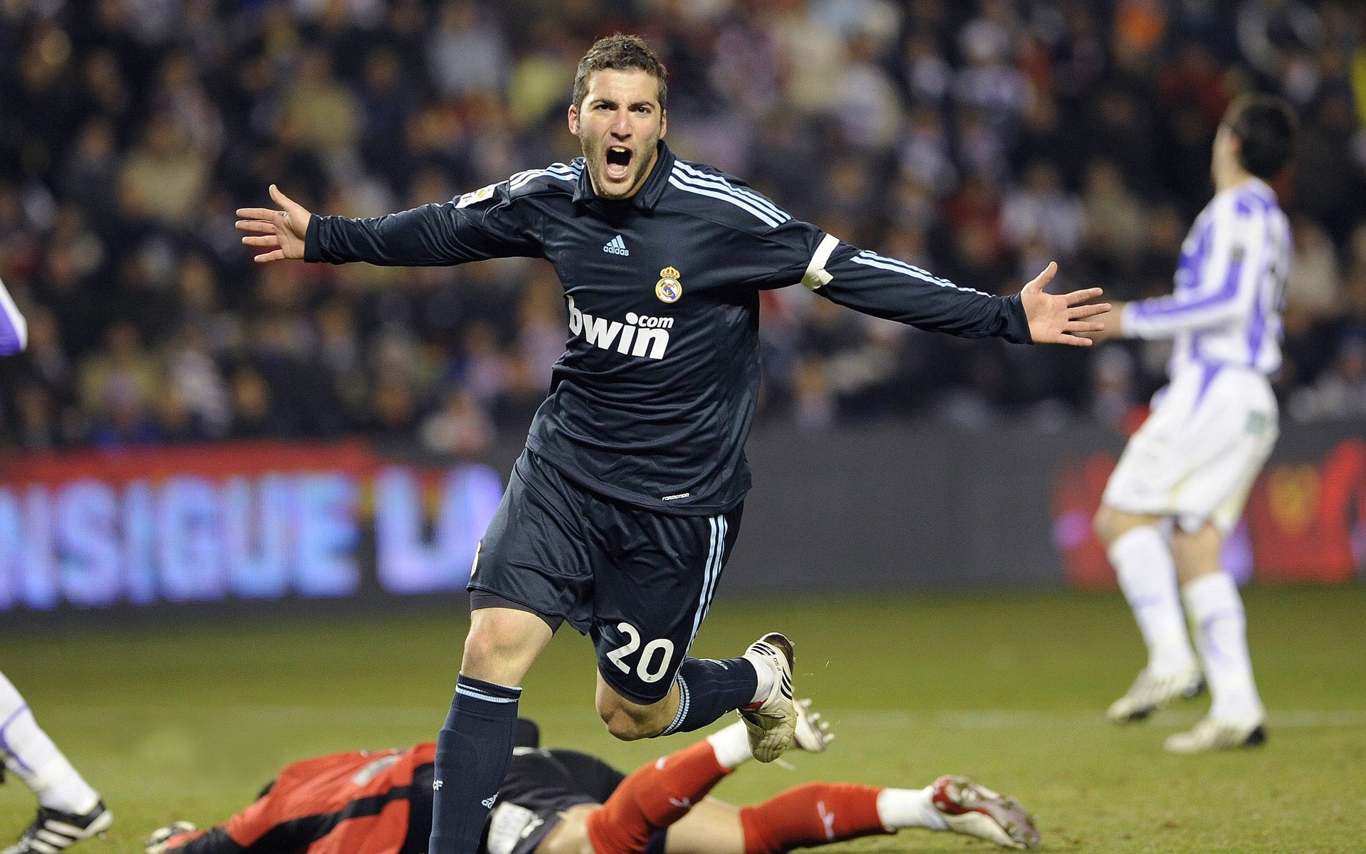 秘鲁横扫波兰，本泽马在焦点战证明自己，绿茵场上的文明对话与英雄叙事